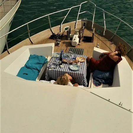 Yacht Akhir Cruise - Amazing Boat At Salerno's Port With 3 Bedrooms An Úszó hotel *