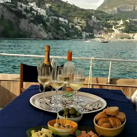Yacht Akhir Cruise - Amazing Boat At Salerno's Port With 3 Bedrooms An 보트호텔
