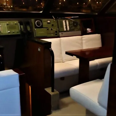 Yacht Akhir Cruise - Amazing Boat At Salerno's Port With 3 Bedrooms An 보트호텔 살레르노